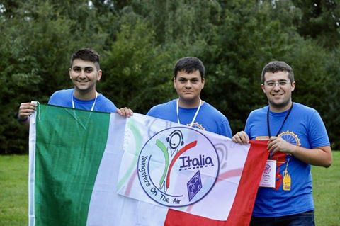 L'immagine può contenere: 3 persone, persone che sorridono, persone in piedi e spazio all'aperto